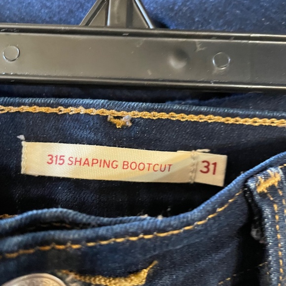 Levis - Picture 4 of 9